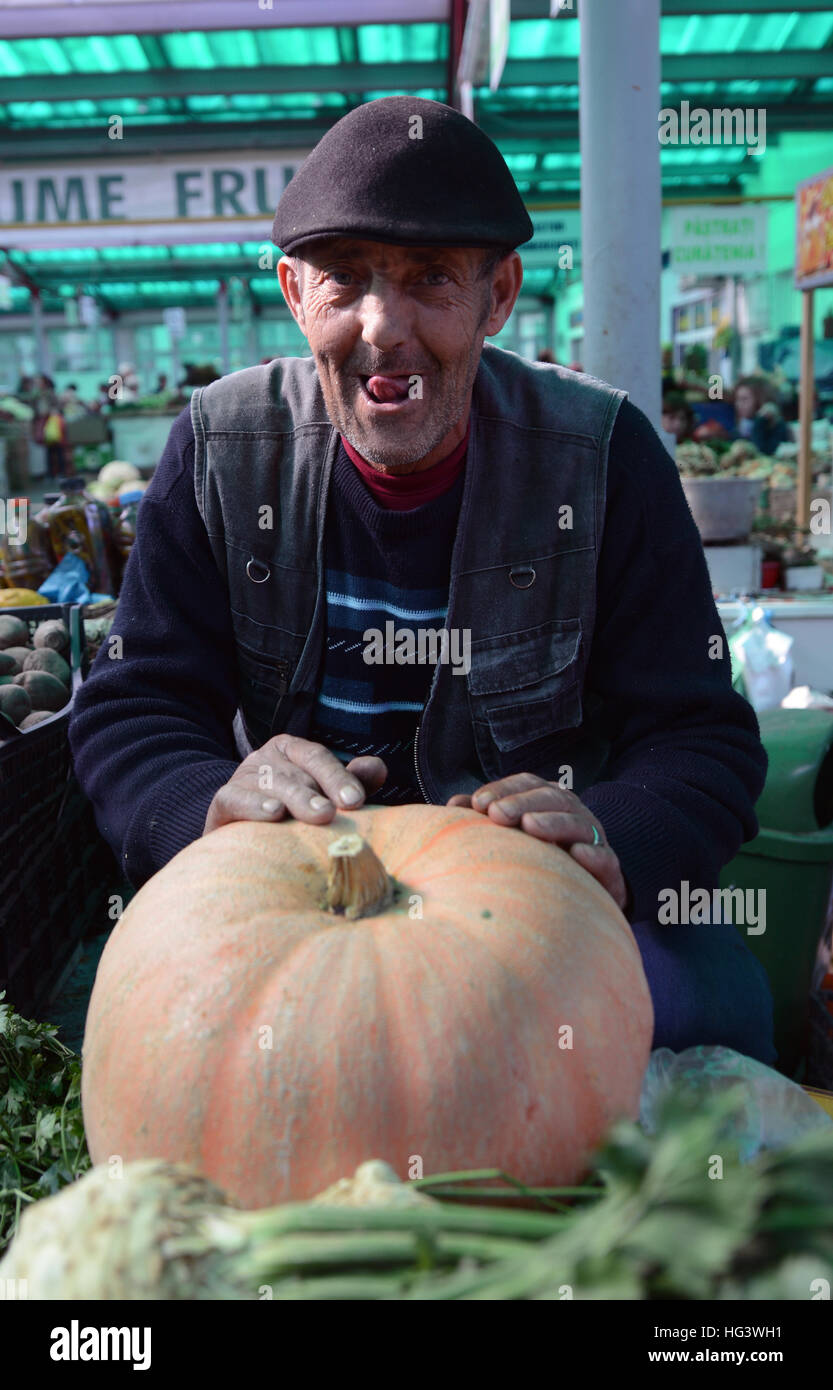 Un uomo rumeno e la sua zucca. Foto Stock