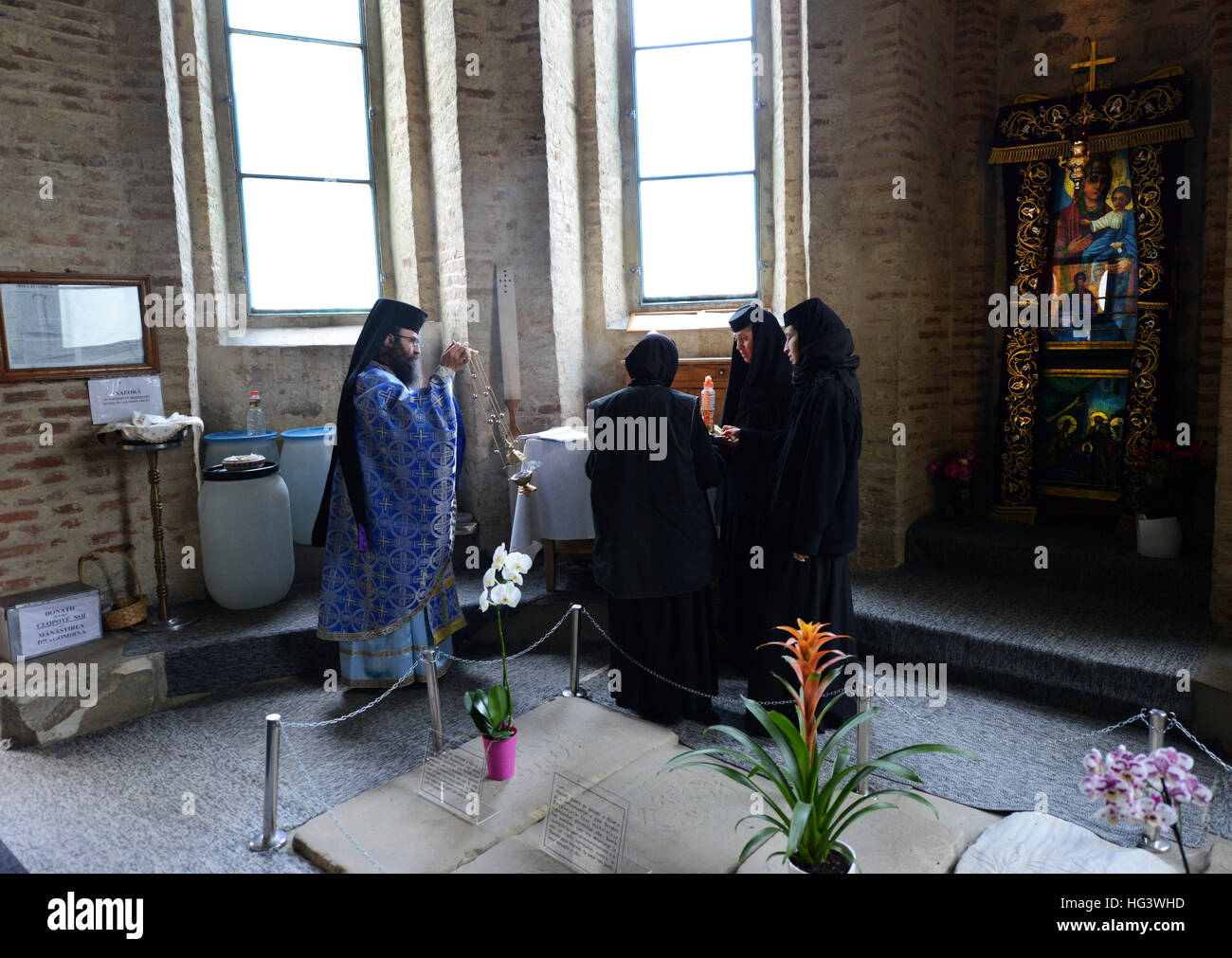 Una chiesa ortodossa rumena cerimonia all'interno della cappella del monastero di Dragomirna nella Bukovina regione del nord della Romania. Foto Stock