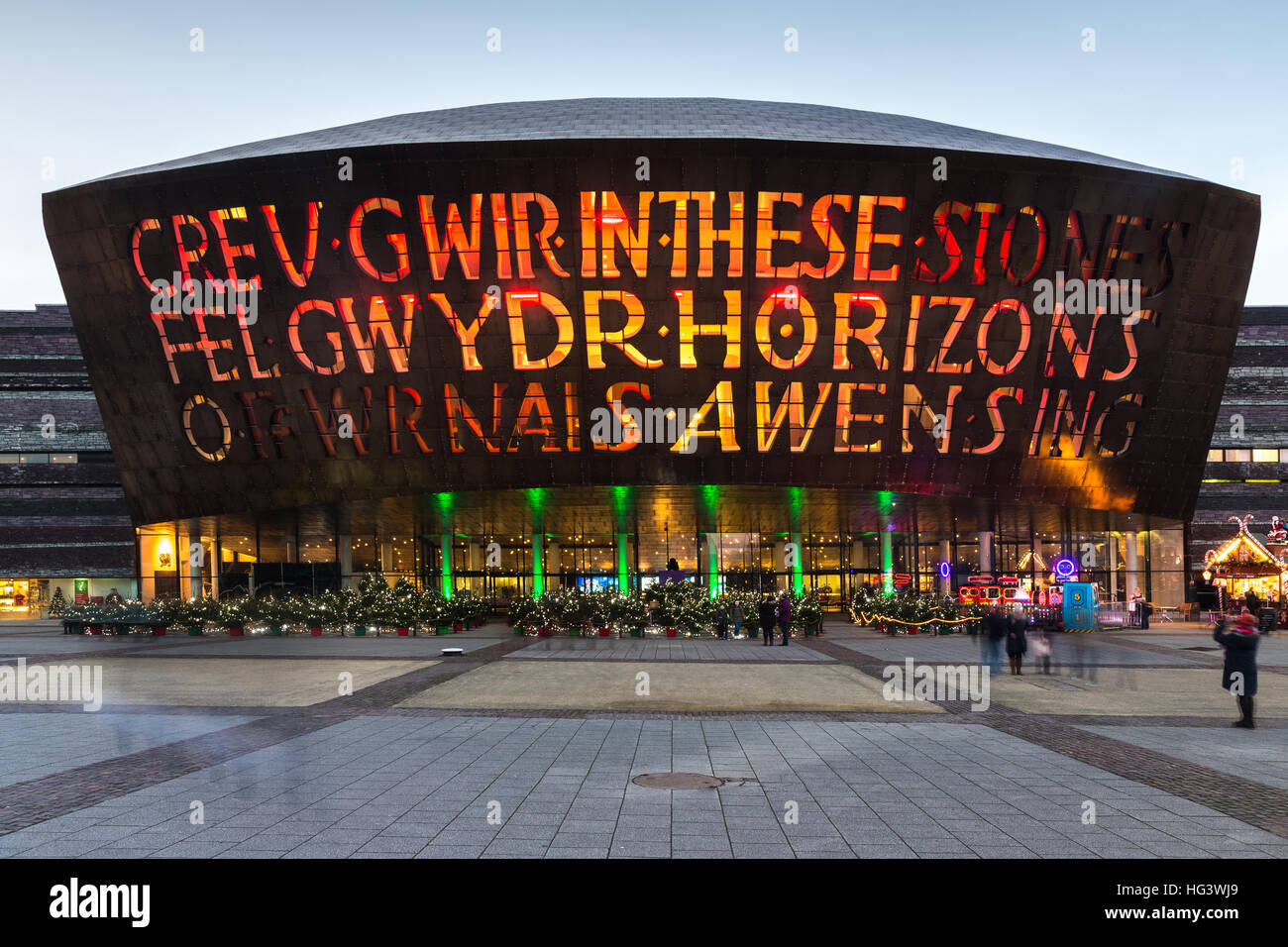 Il Cardiff Wales Millennium Centre arts complex illuminato di sera presto, Cardiff Bay, Glamorgan, Wales, Regno Unito Foto Stock