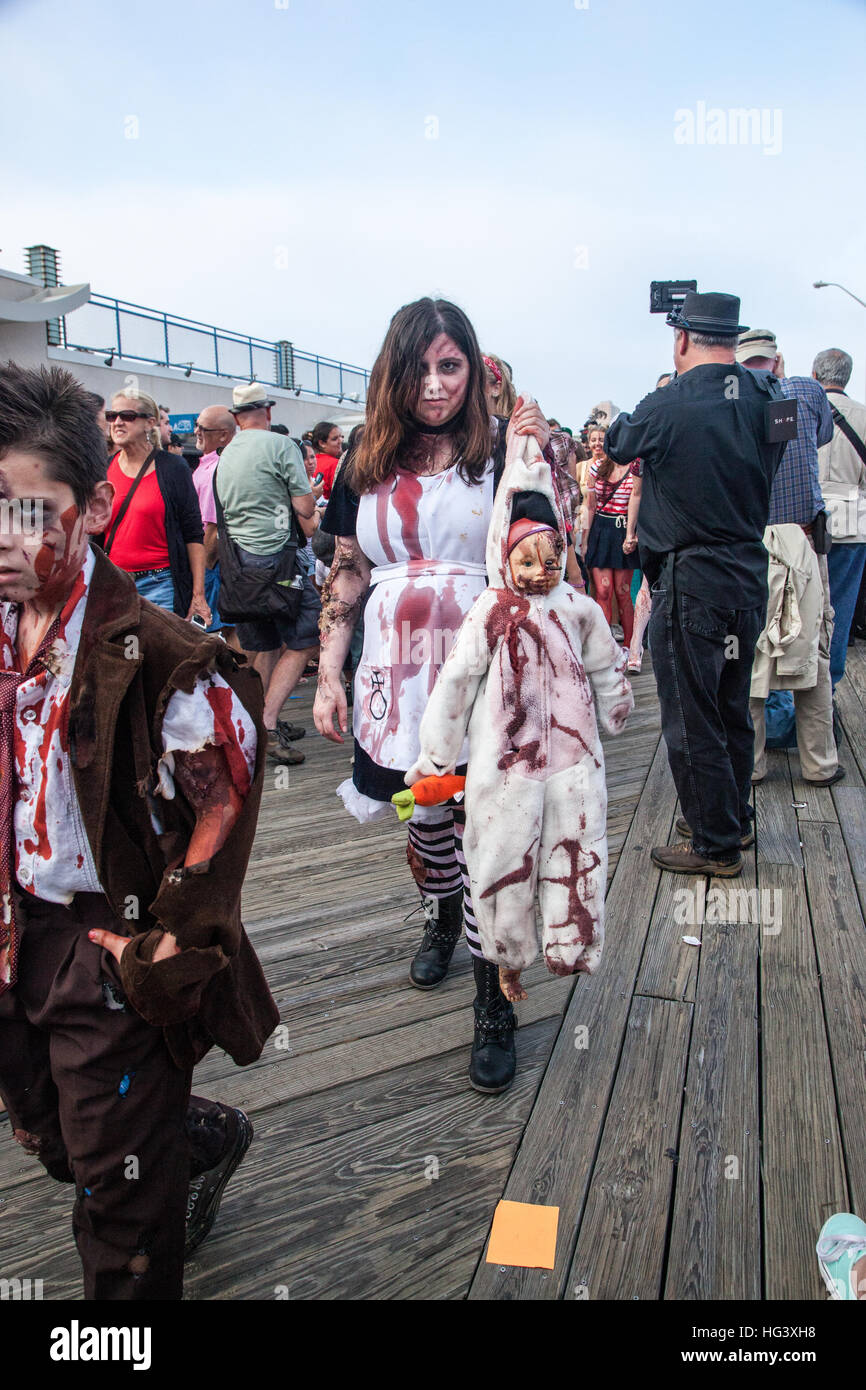 Gli zombie a piedi sul lungomare e attraverso le strade di Asbury Park, NJ durante l annuale Zombie a piedi il 5 ottobre 2013. Foto Stock