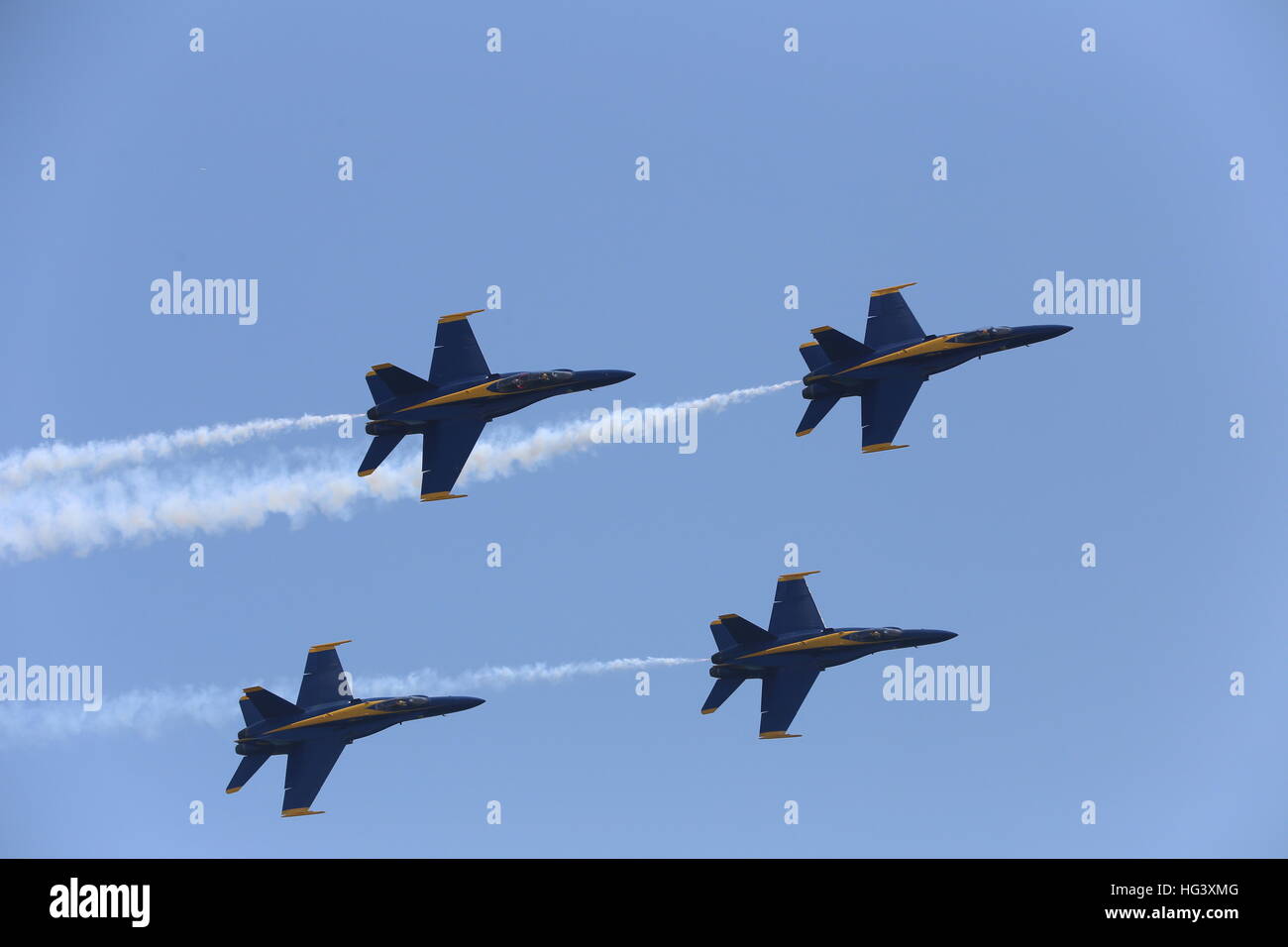 F-18 Hornet pilotato da US Navy Blue Angels team di dimostrazione al 2016 Bethpage Memorial Day Air Show. Foto Stock