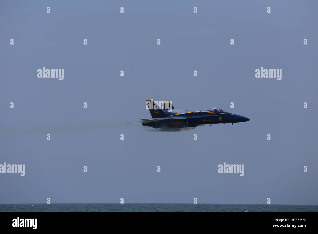 F-18 Hornet pilotato da US Navy Blue Angels team di dimostrazione al 2016 Bethpage Memorial Day Air Show. Foto Stock