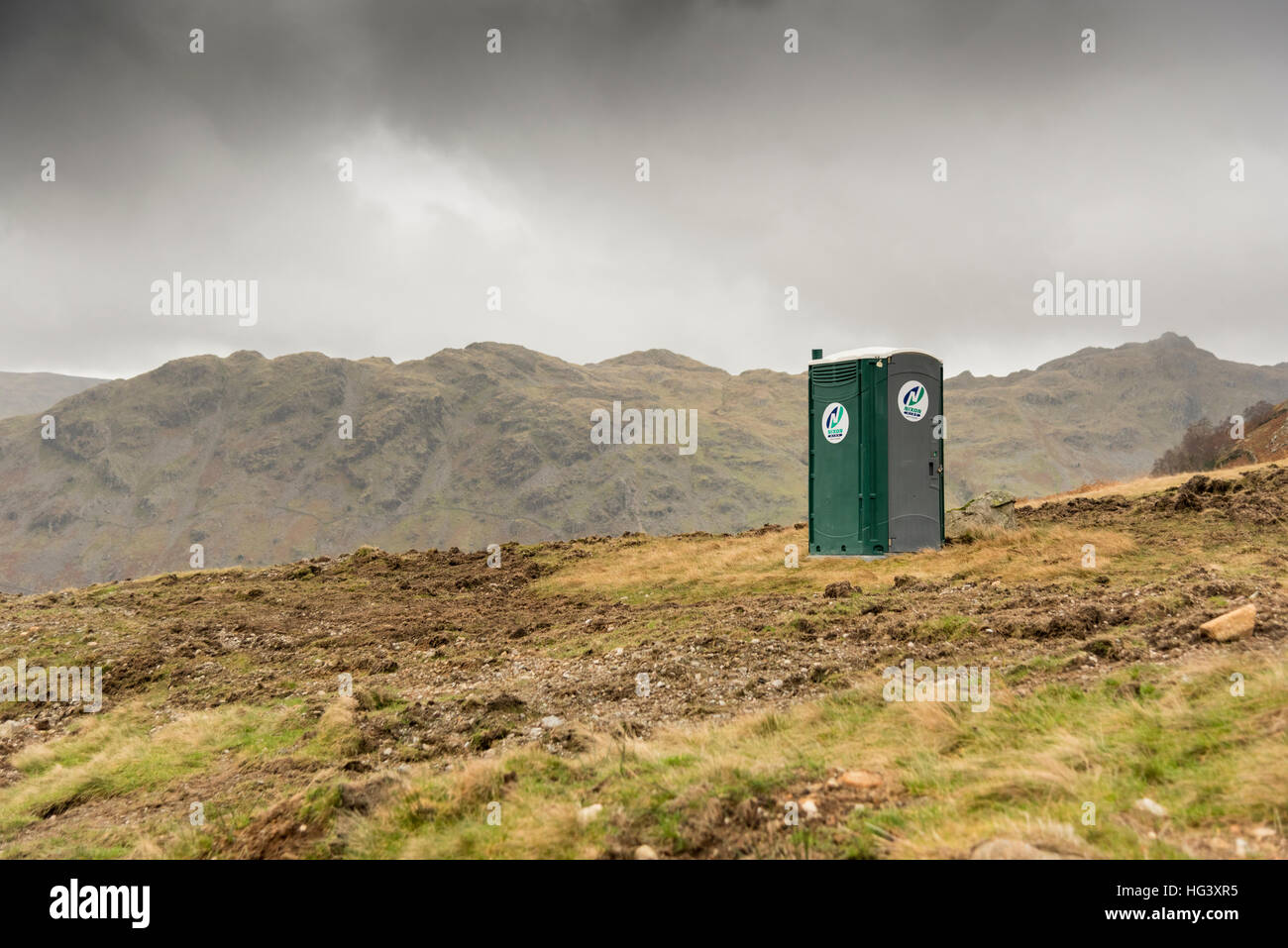 Un bagno portatile apparentemente nel bel mezzo del nulla nel paesaggio di montagna del Distretto del Lago Cumbria Foto Stock