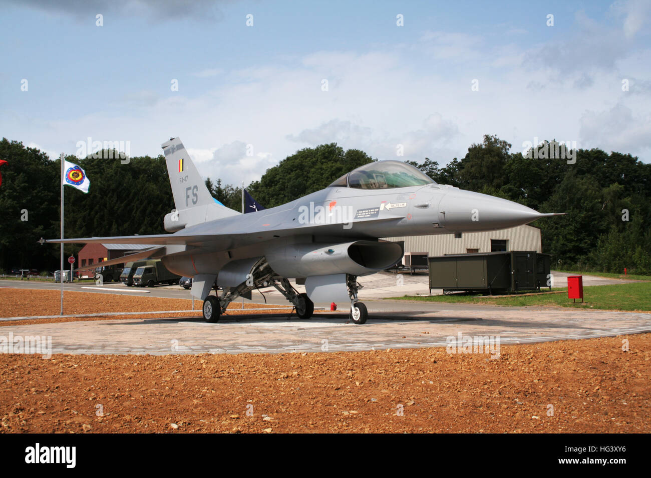 F-16 jet da combattimento sul display all'entrata di Florennes Airbase. Belgio Foto Stock
