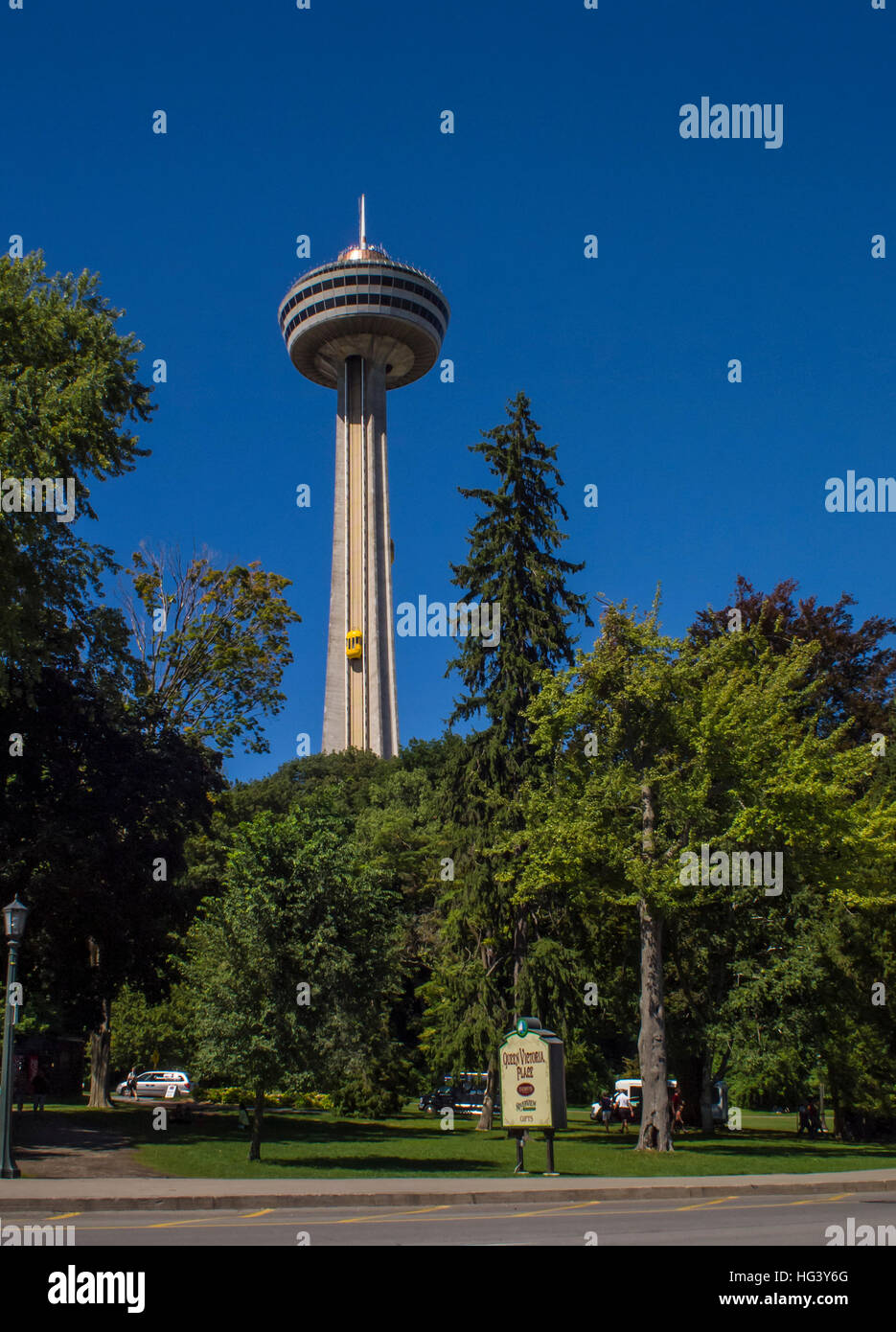 Skylon Tower - Niagara Falls, Canada. La torre ha indoor e outdoor ponti di osservazione delle cascate e un ristorante girevole Foto Stock