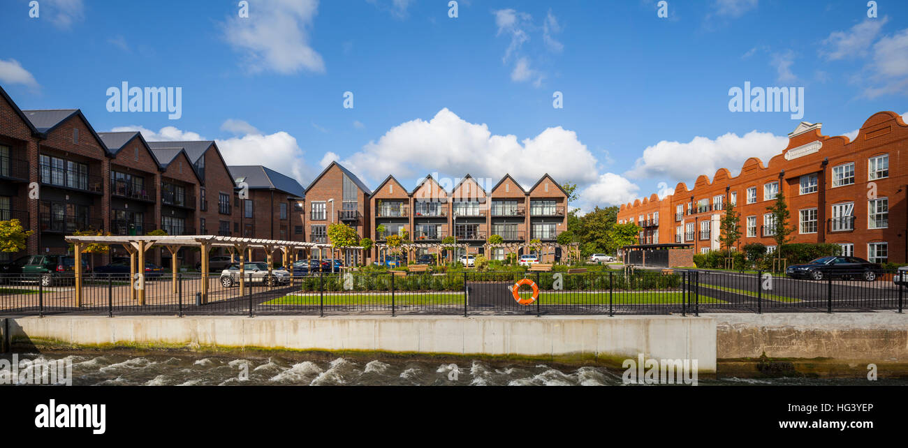 Vecchio Woking, Surrey, Regno Unito. Raccolta di 70 appartamenti e 18 case a schiera. Il vecchio Gresham lavori di stampa domina il panorama su Foto Stock