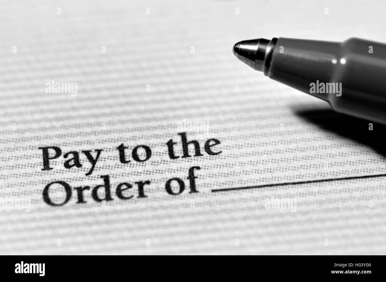 Pagare le bollette e fare soldi con un controllo e una penna Foto Stock