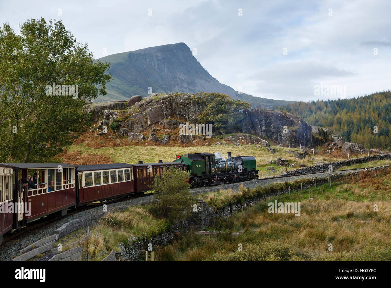 Treno in avvicinamento a Rhyd DDU, Welsh Highland Railway, Eryri National Park (Snowdonia), Gwynedd, Galles. Foto Stock