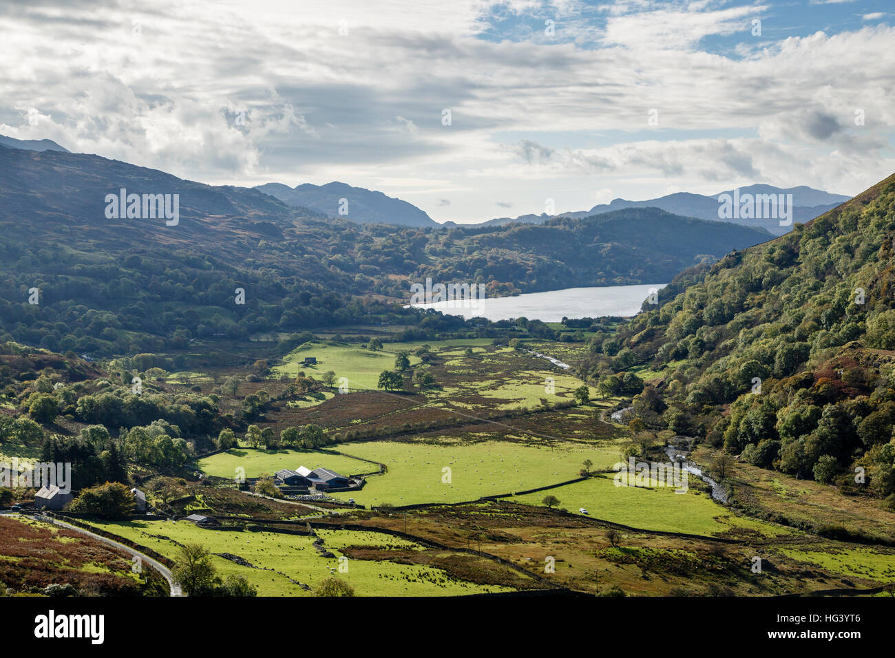Llyn Gwynant e la valle di Afon Glaslyn, il Parco Nazionale di Snowdonia (Eryri), Gwynedd, Galles Foto Stock