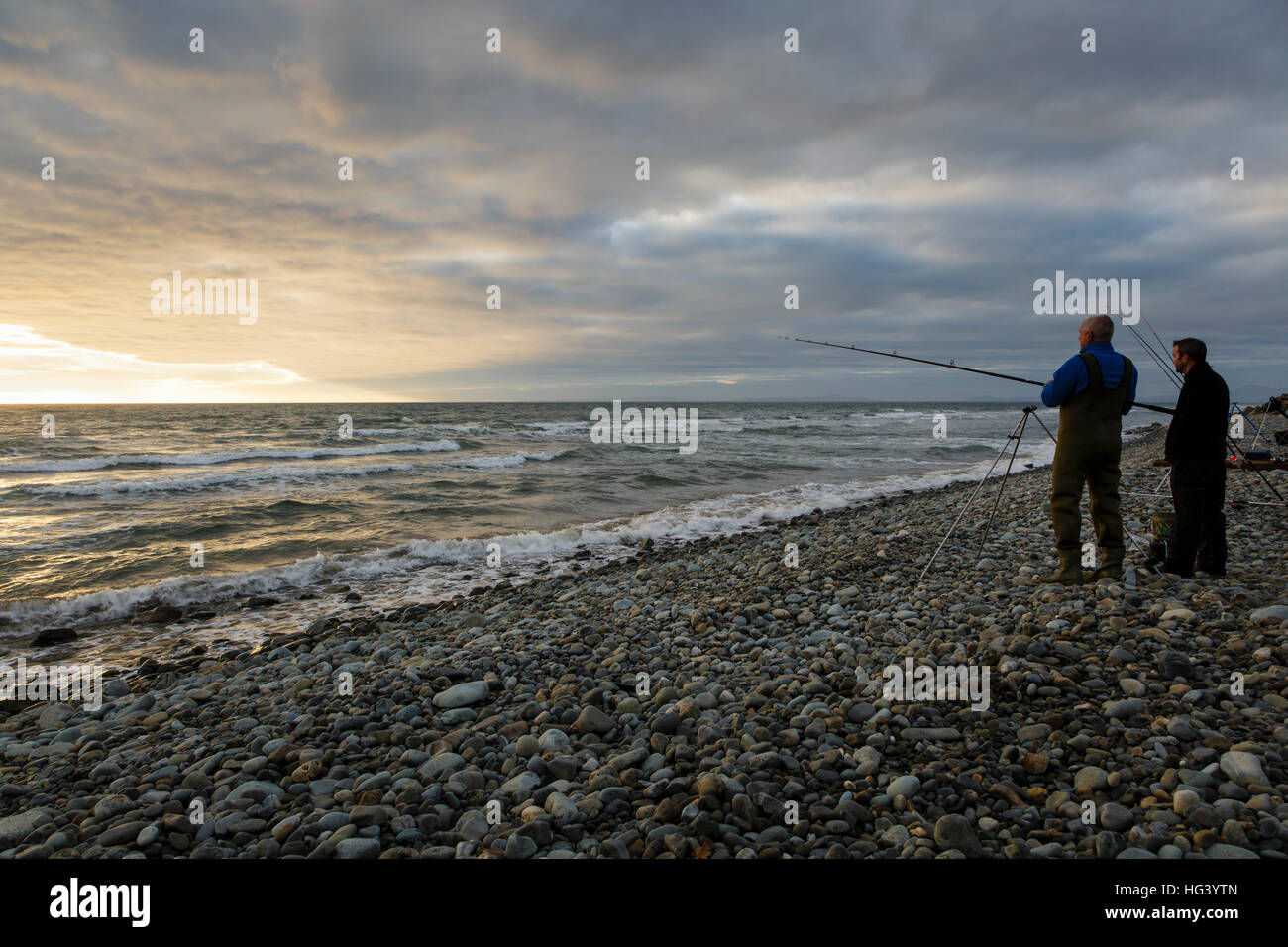 La pesca in spiaggia a Tal-y-Bont, vicino a Caernarfon, Gwynedd, Galles Foto Stock