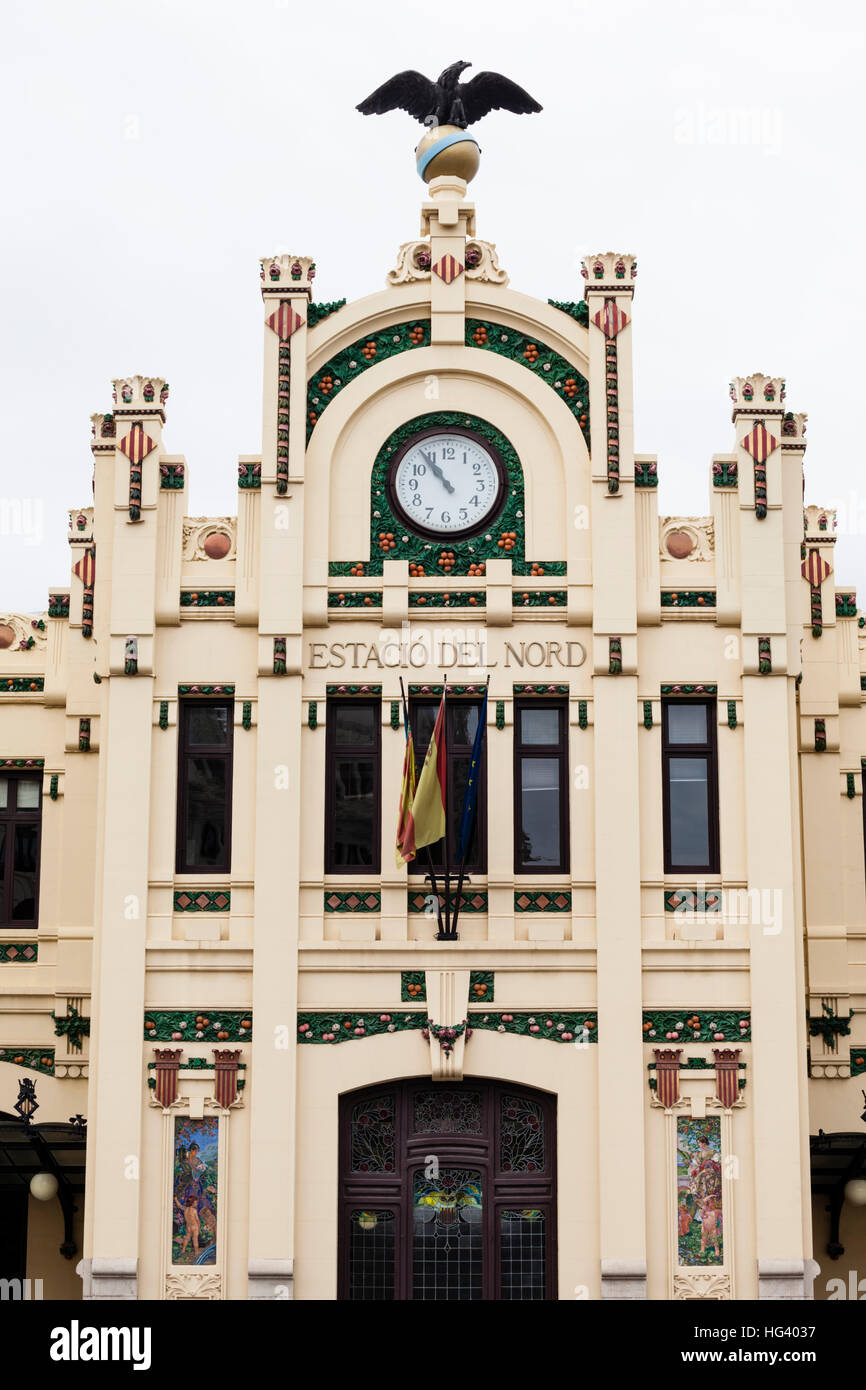 La facciata esterna vista l'Estacio del Nord Stazione ferroviaria di Valencia, Spagna. Foto Stock