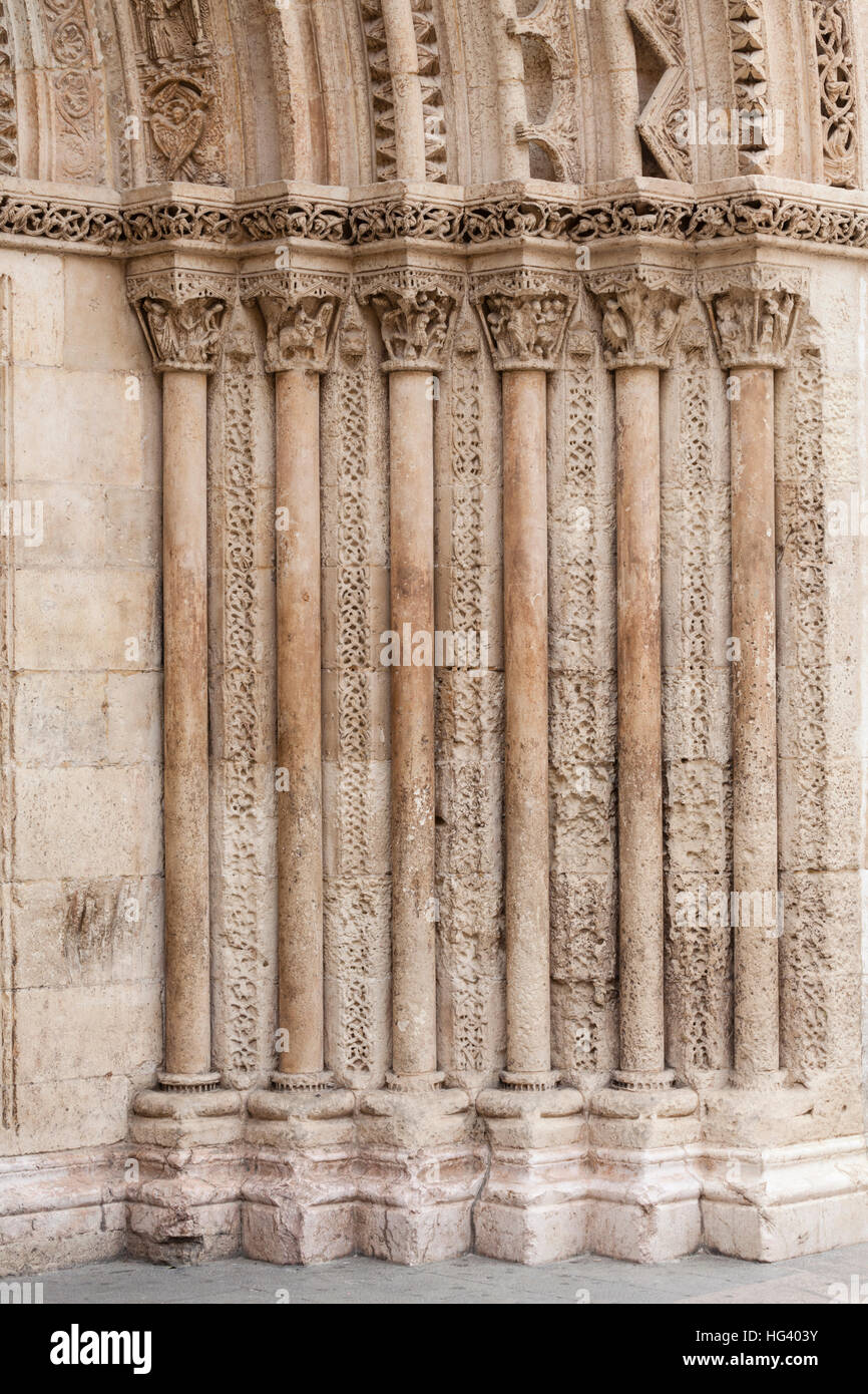 Dettagli esterni vista la Puerta del Palau ingresso colonne, Cattedrale di Valencia, Spagna. Foto Stock