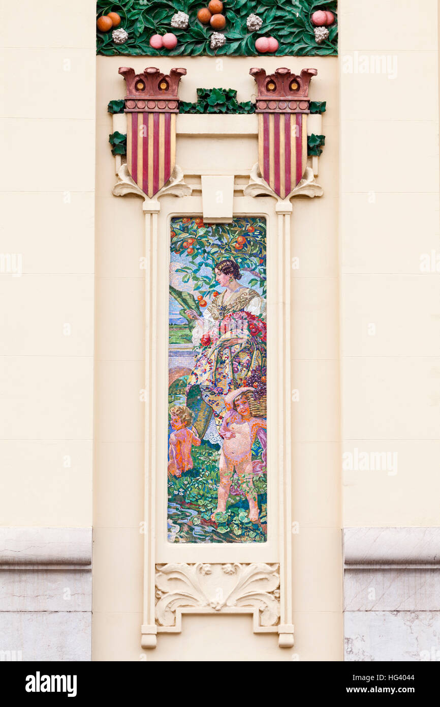 La facciata esterna dettaglio di un mosaico modernista, Estacio del Nord stazione ferroviaria, Valencia, Spagna. Foto Stock
