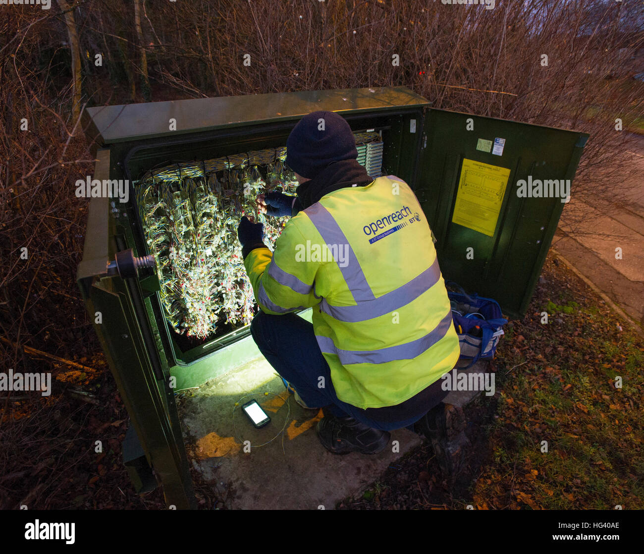 BT Openreach engineer opera sull'aggiornamento di un centralino telefonico per superfast broadband vicino a Livingston West Lothian. Foto Stock