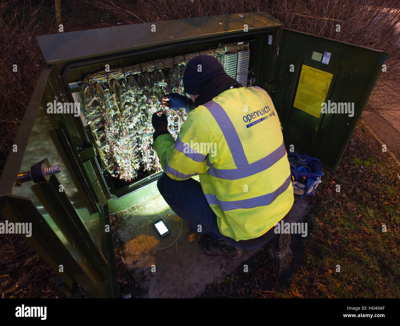 BT Openreach engineer opera sull'aggiornamento di un centralino telefonico per superfast broadband vicino a Livingston West Lothian. Foto Stock