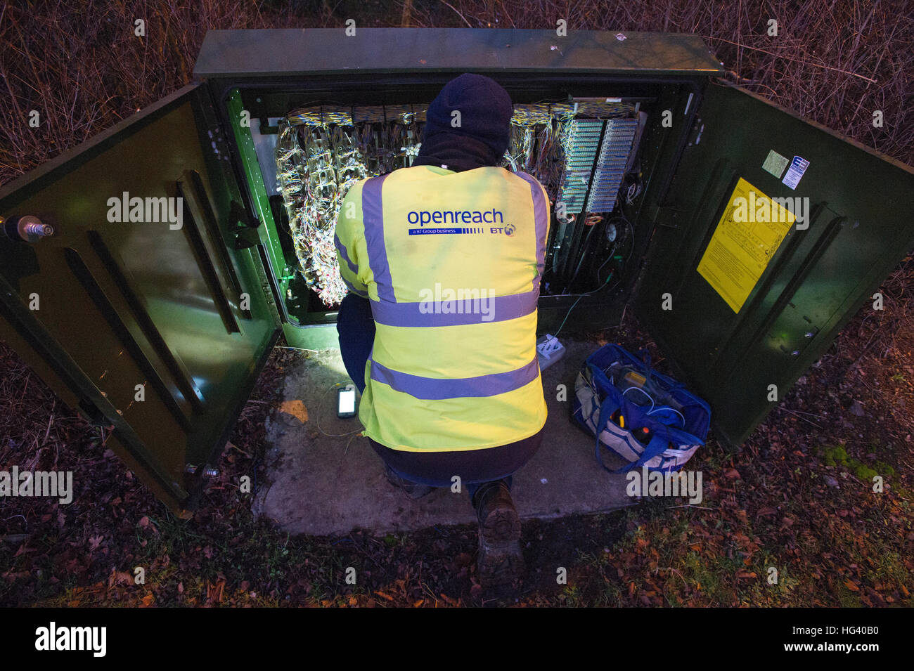 BT Openreach engineer opera sull'aggiornamento di un centralino telefonico per superfast broadband vicino a Livingston West Lothian. Foto Stock