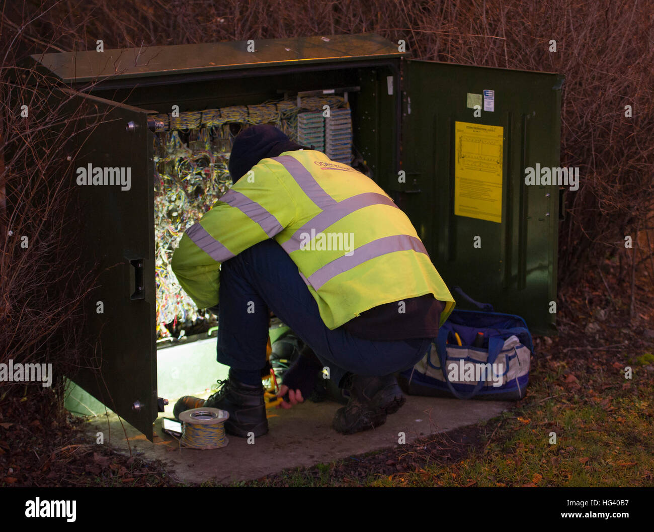 BT Openreach engineer opera sull'aggiornamento di un centralino telefonico per superfast broadband vicino a Livingston West Lothian. Foto Stock