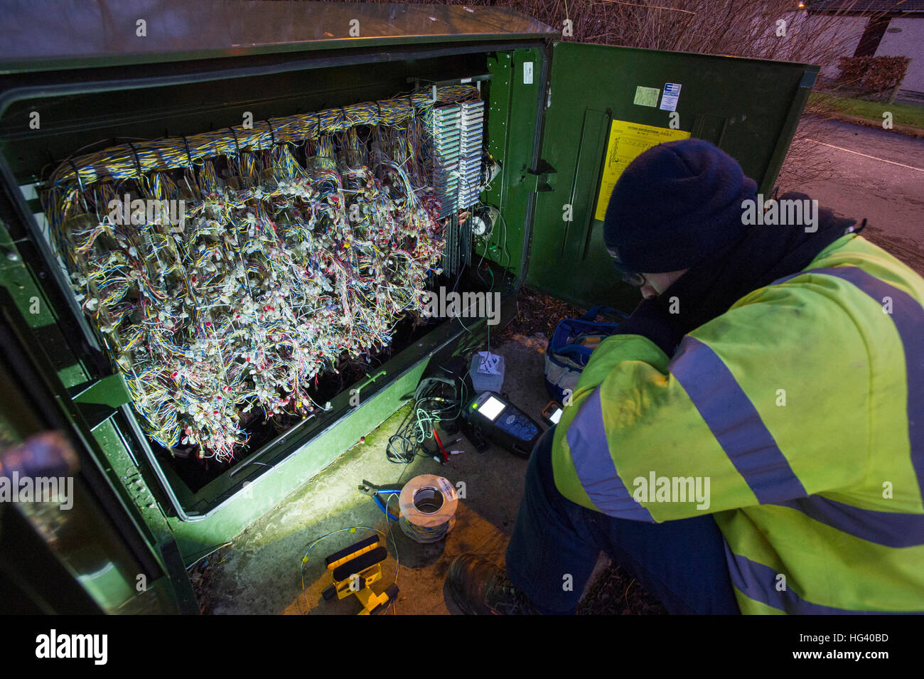 BT Openreach engineer opera sull'aggiornamento di un centralino telefonico per superfast broadband vicino a Livingston West Lothian. Foto Stock