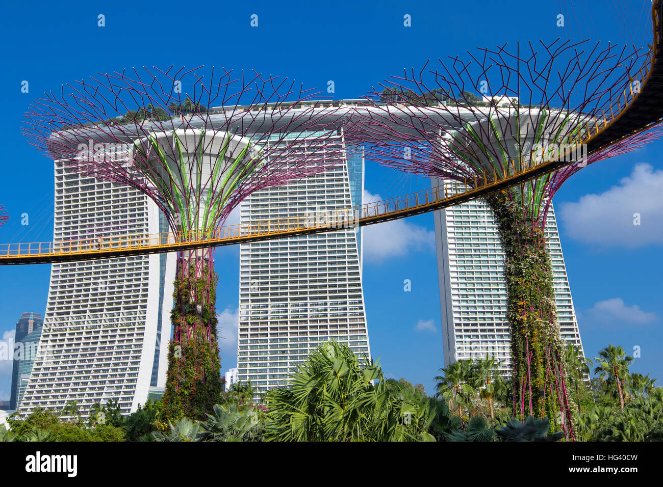 Giardini dalla baia e Marina Bay Sands Hotel, Singapore Foto Stock