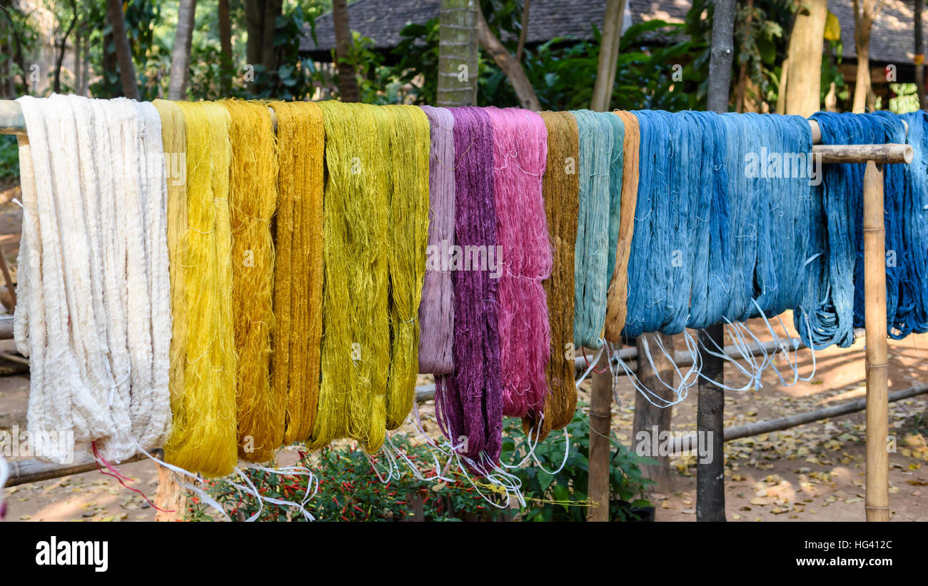 Filettatura colorato seta greggia panno dal colorante naturale del materiale di colore per tessuti artigianali in stile tailandese Foto Stock