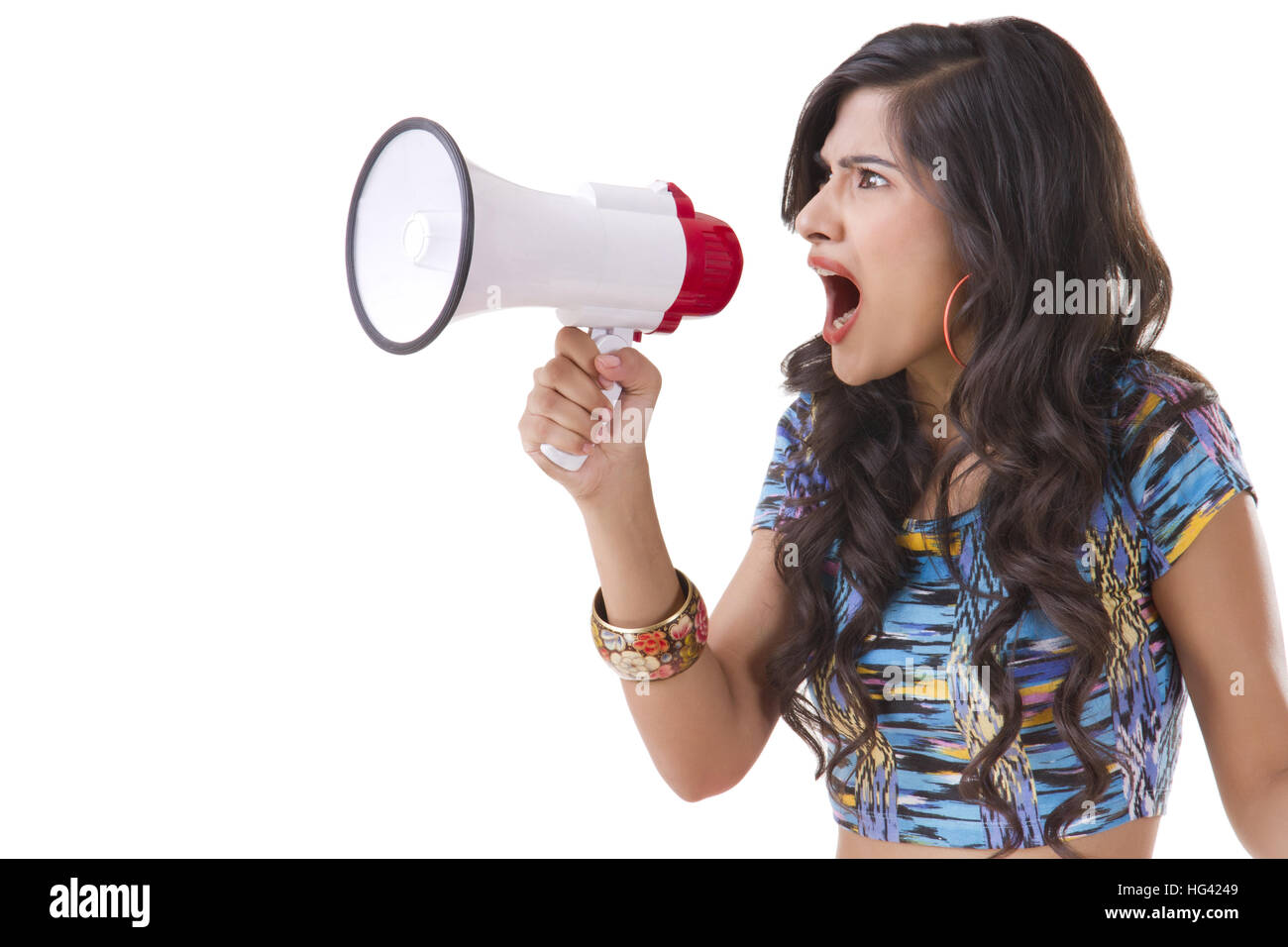 Giovane donna urlando attraverso il megafono Foto Stock