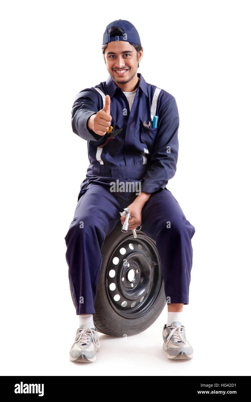Ritratto di meccanico di automobili che mostra pollice in alto Foto Stock
