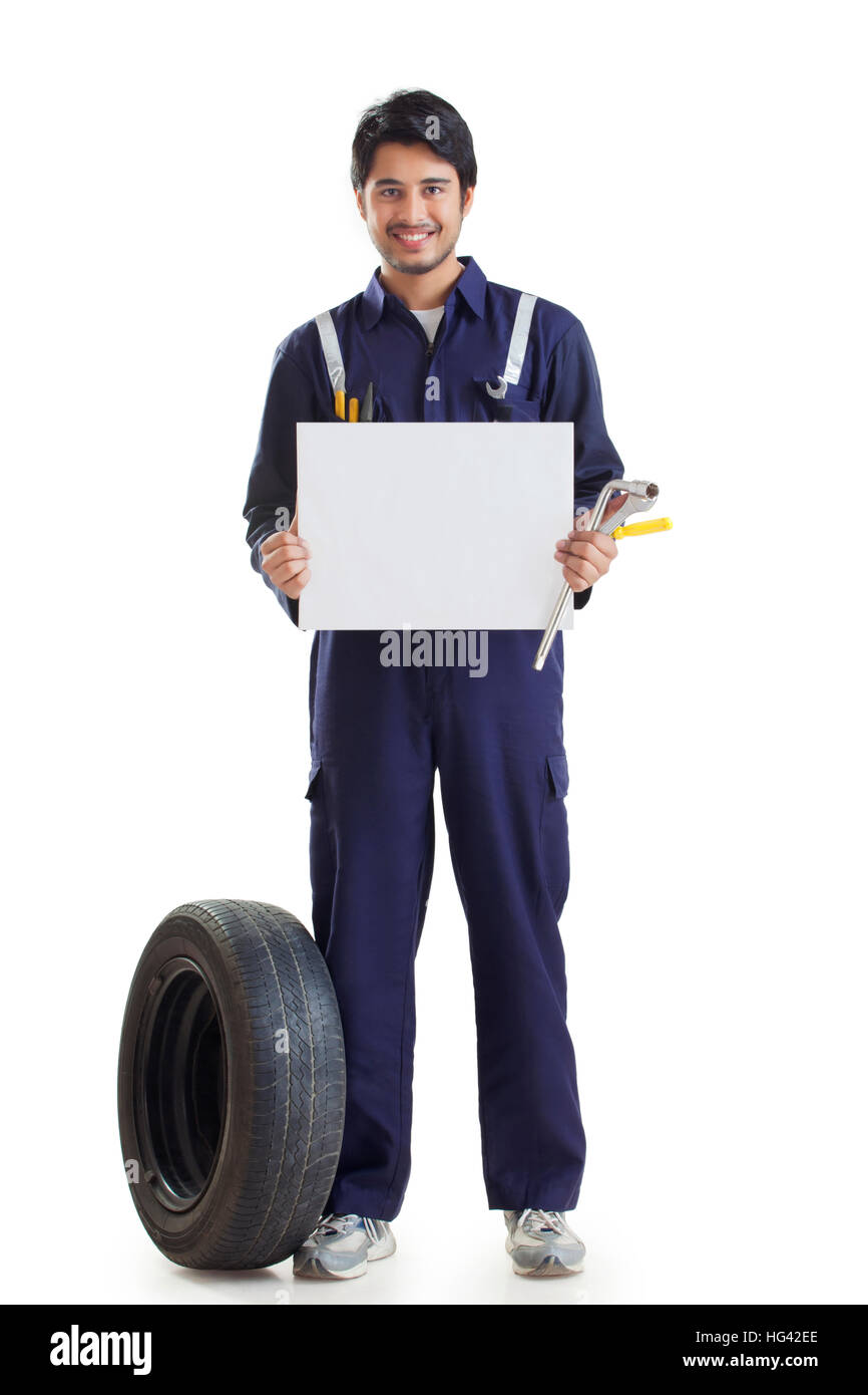 Ritratto di meccanico tenendo la scheda vuota Foto Stock