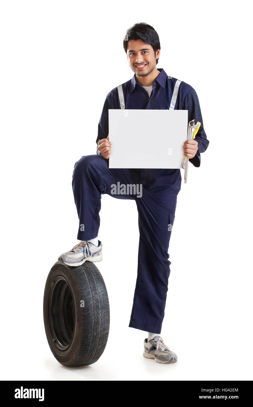 Ritratto di meccanico tenendo la scheda vuota Foto Stock