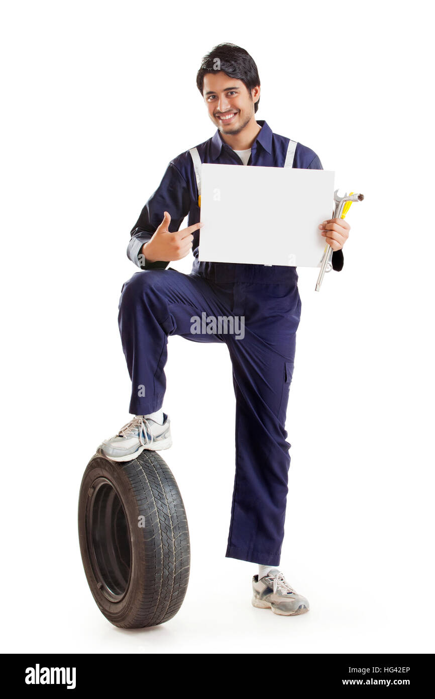 Ritratto di meccanico tenendo la scheda vuota Foto Stock