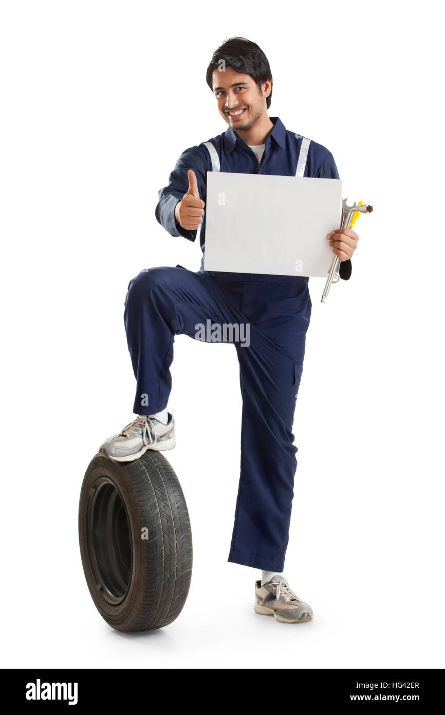 Ritratto di meccanico tenendo la scheda vuota Foto Stock