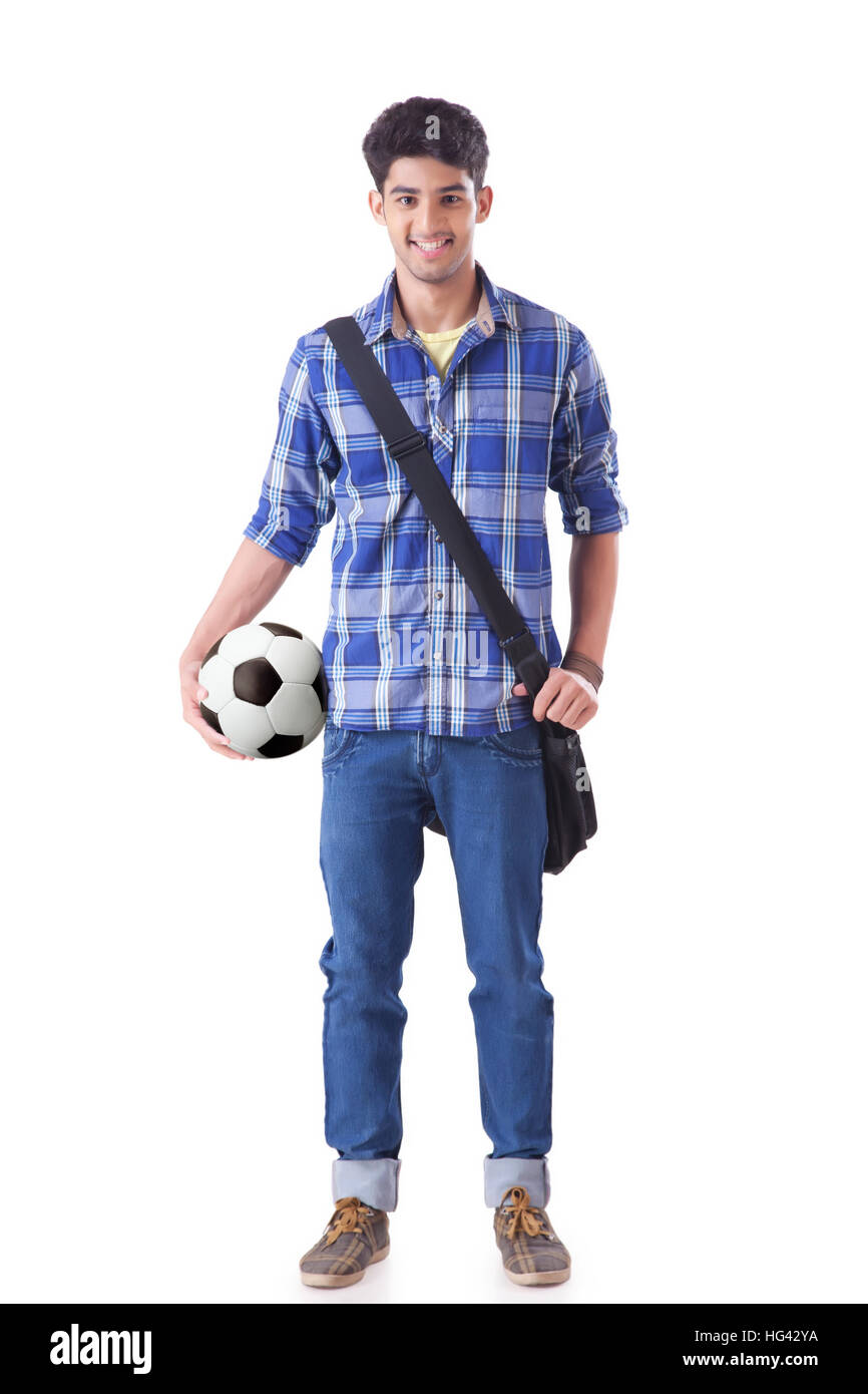 Ritratto di sorridente giovane studente di calcio di contenimento e trasporto borsa a mano Foto Stock