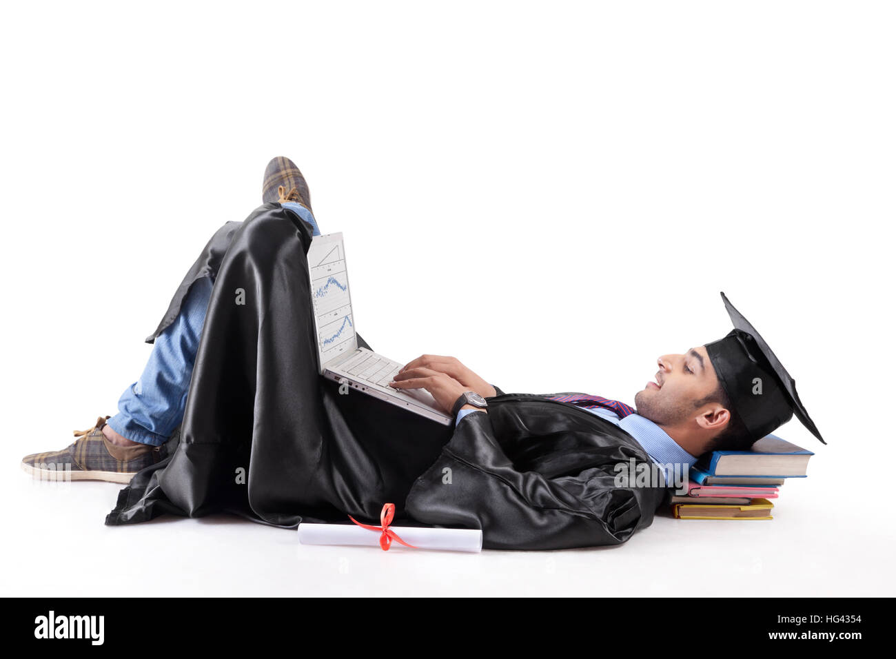 Giovane Uomo con laptop sul suo stomaco Foto Stock