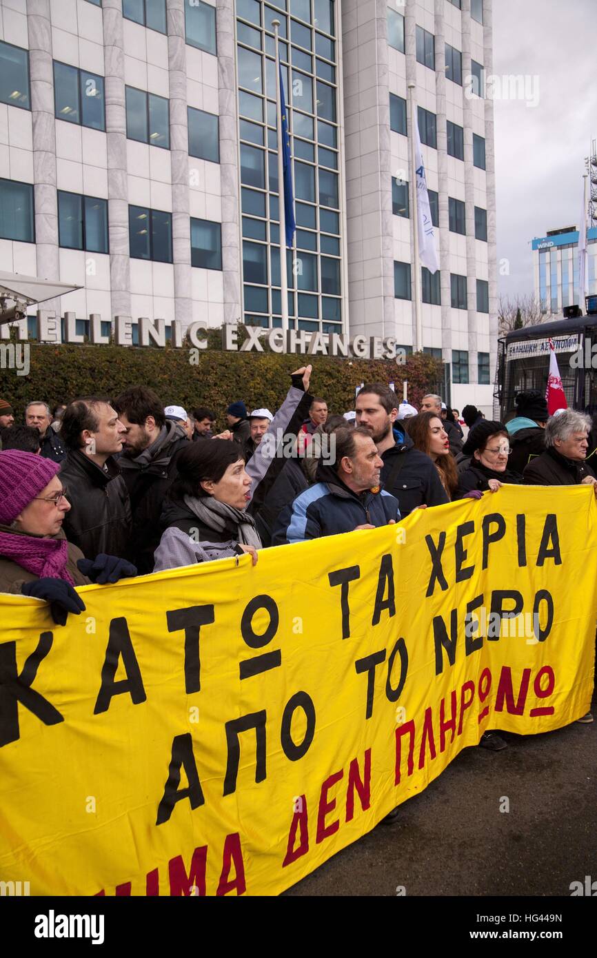 I dipendenti di greco acqua Supply Company (EYDAP) protesta di fronte Borsa di Atene contro il profitto altezza di distribuzione 40 milioni di euro verso azionisti. "Le mani, della nostra acqua". 23.12.2016 | Utilizzo di tutto il mondo Foto Stock