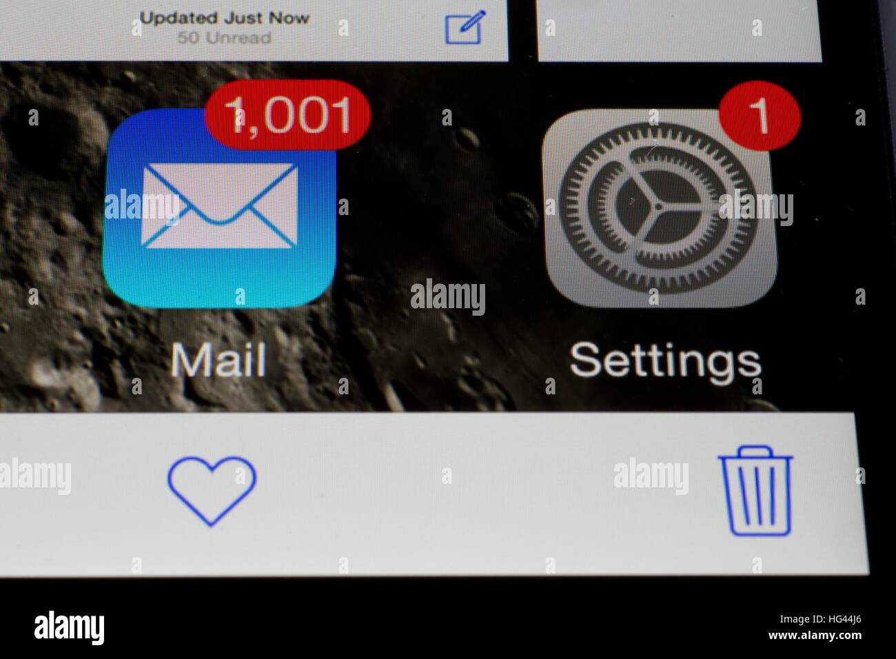 Icona posta su un iPhone 6 mostra 1001 messaggi di posta elettronica non  letti accanto all'icona Impostazioni, che indica la presenza di un  aggiornamento del sistema, nel novembre 2016. | Utilizzo di