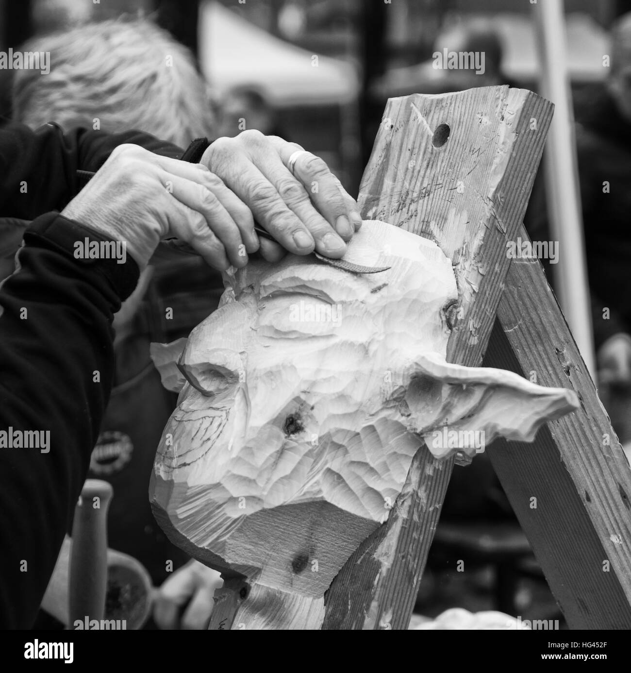 Carpenter si ritaglia un di legno maschera di Carnevale. Foto Stock