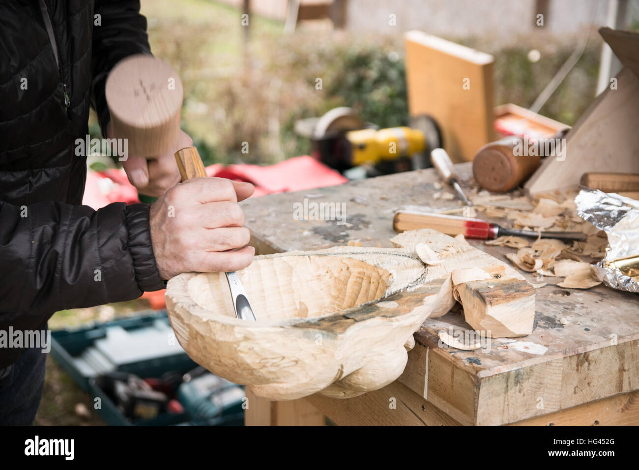 Carpenter si ritaglia un di legno maschera di Carnevale. Foto Stock