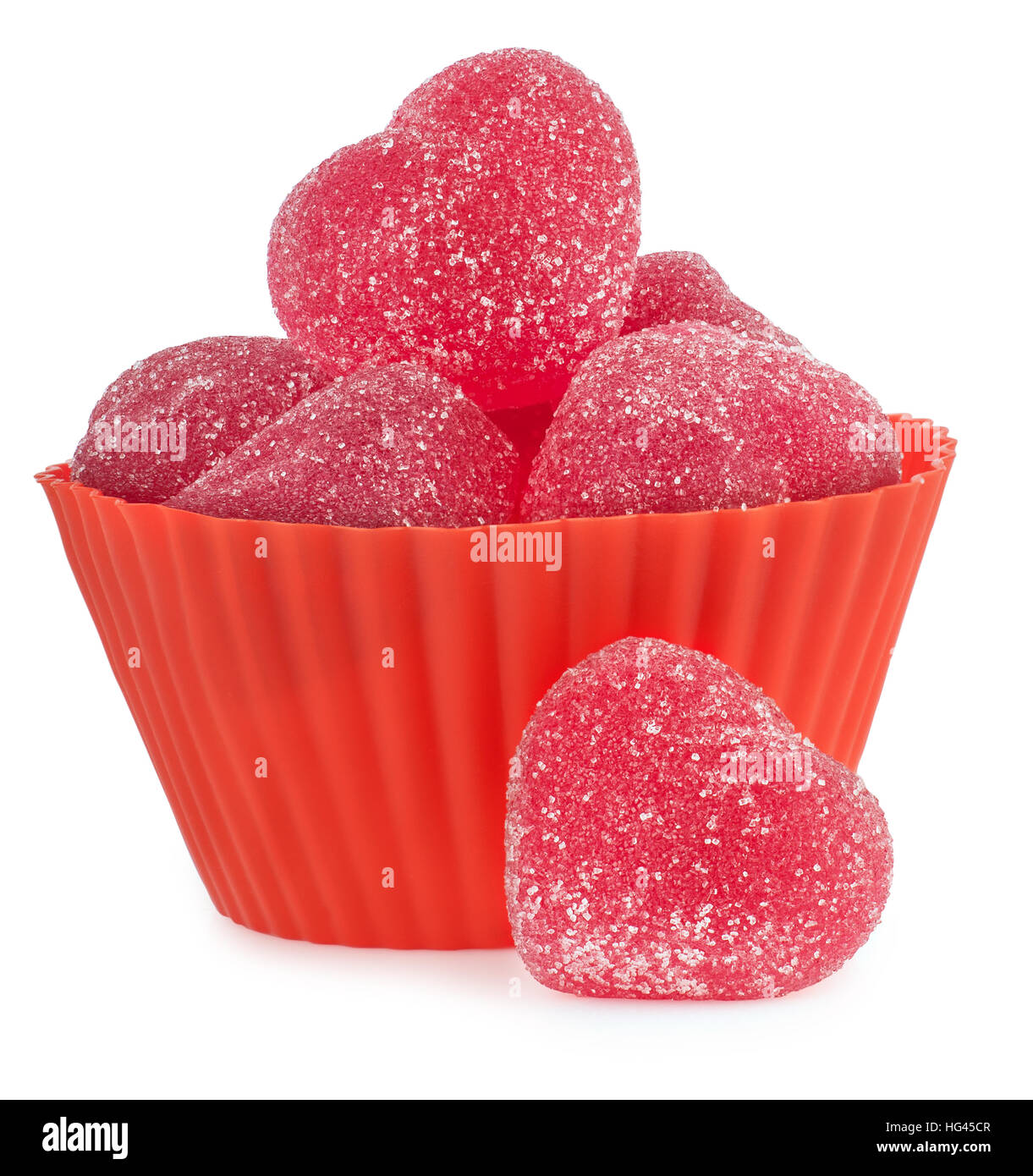 Amore simbolo rosso gelatine cuore con lo zucchero in un recipiente isolato su sfondo bianco Foto Stock