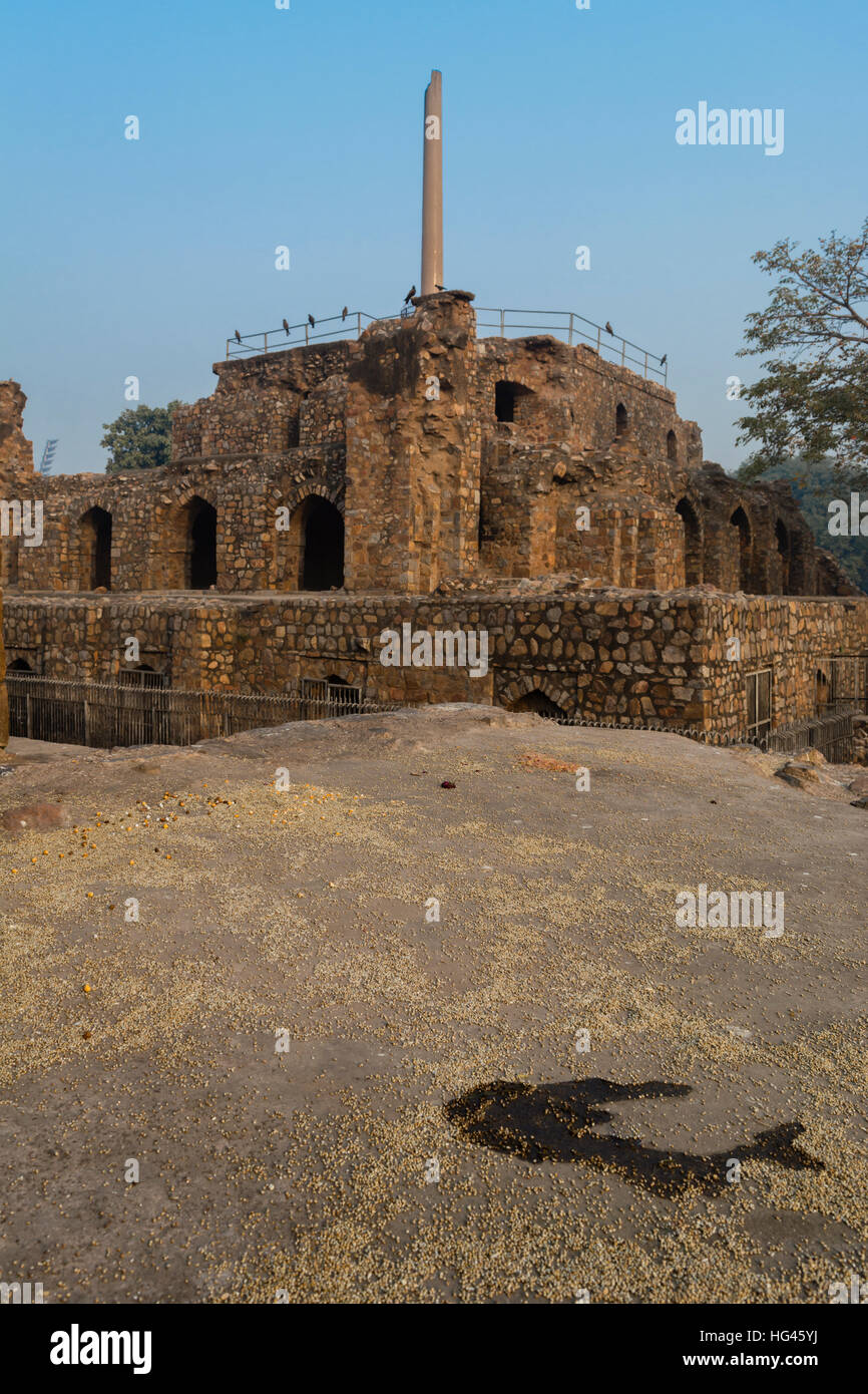 Pilastro di Ashoka sulla struttura piramidale in Feroz Shah Kotla Foto Stock