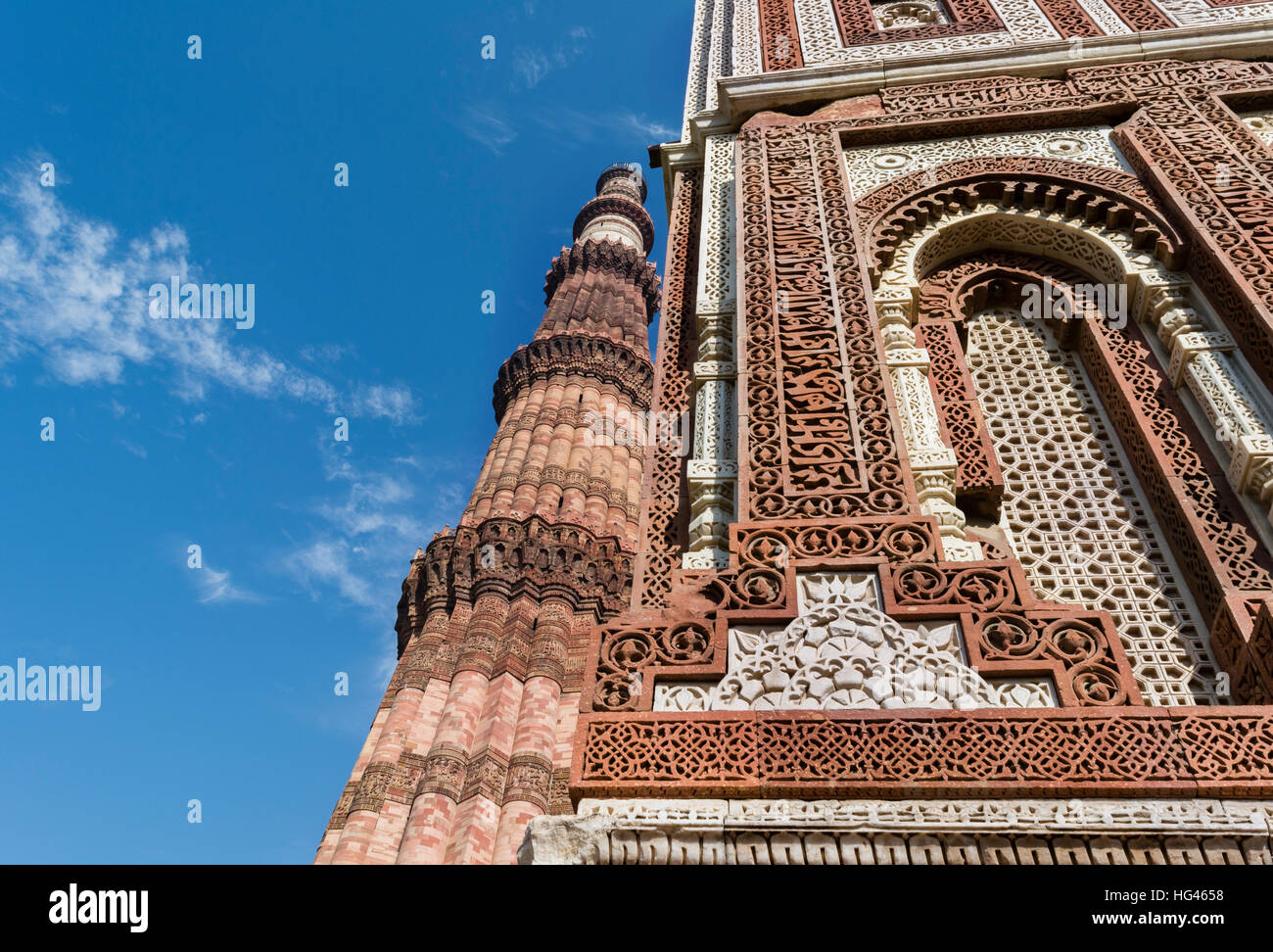 Qutub Minar e intricati intarsi su Alai Darwaza all'interno di Qutb complesso in Mehrauli Foto Stock