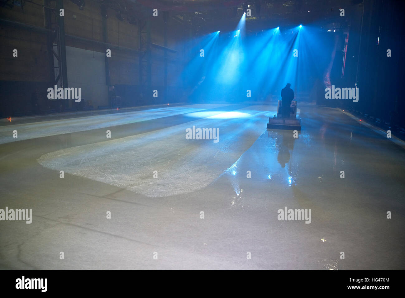Pavimento di ghiaccio con le luci dello stadio del ghiaccio e macchina con straccio. Foto Stock