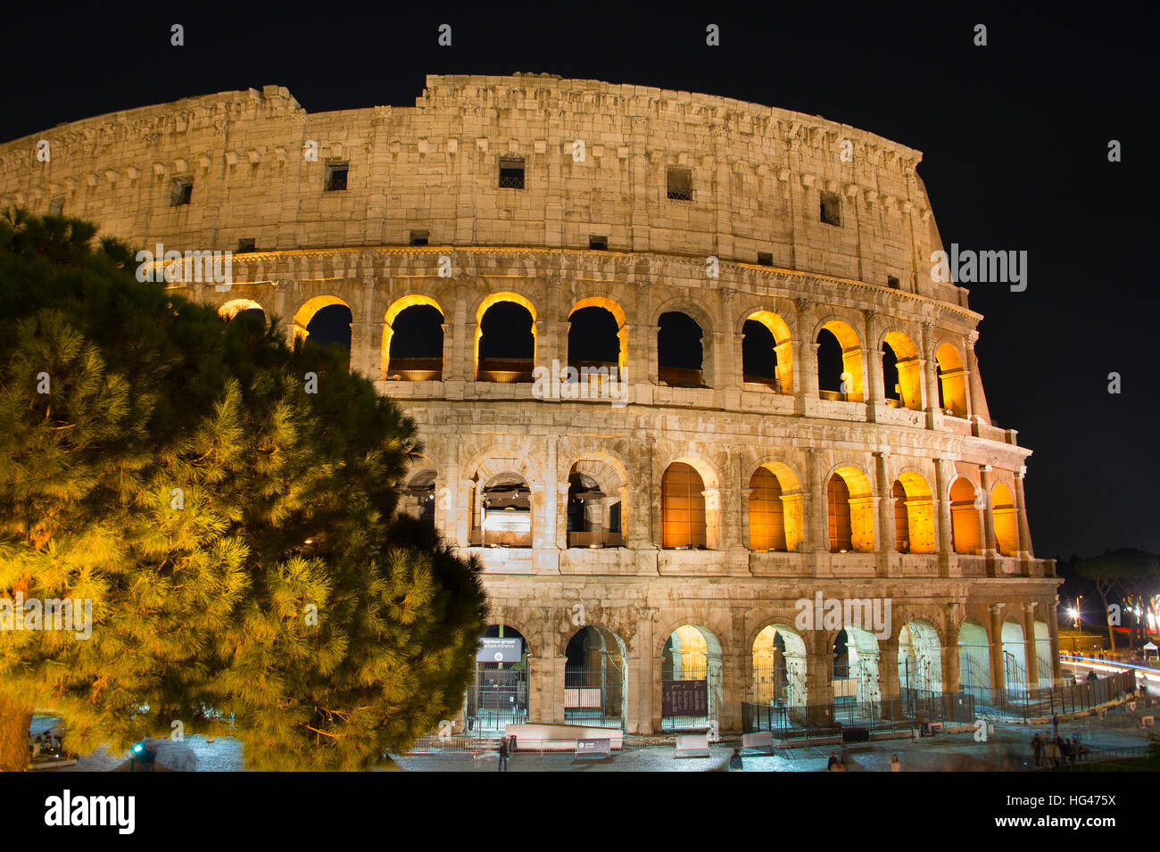 Famoso Colosseo di Roma di notte. L'Italia. Esposizione lunga Foto Stock