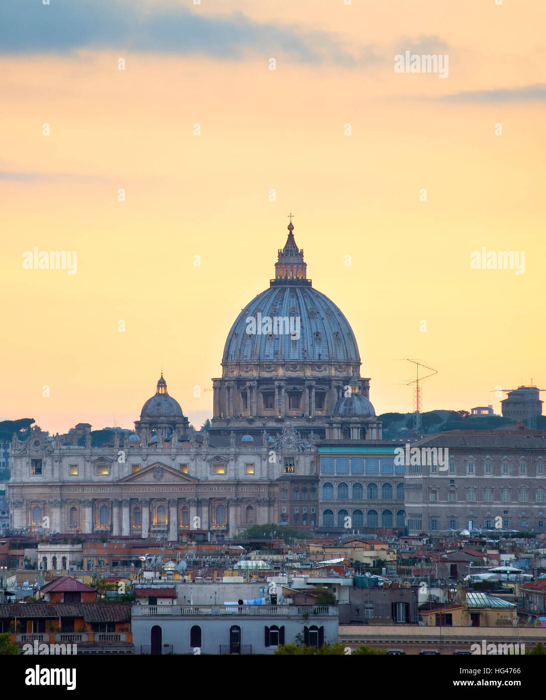 Vista di Roma al Tramonto con San Pietro Cattedrale. Italia Foto Stock