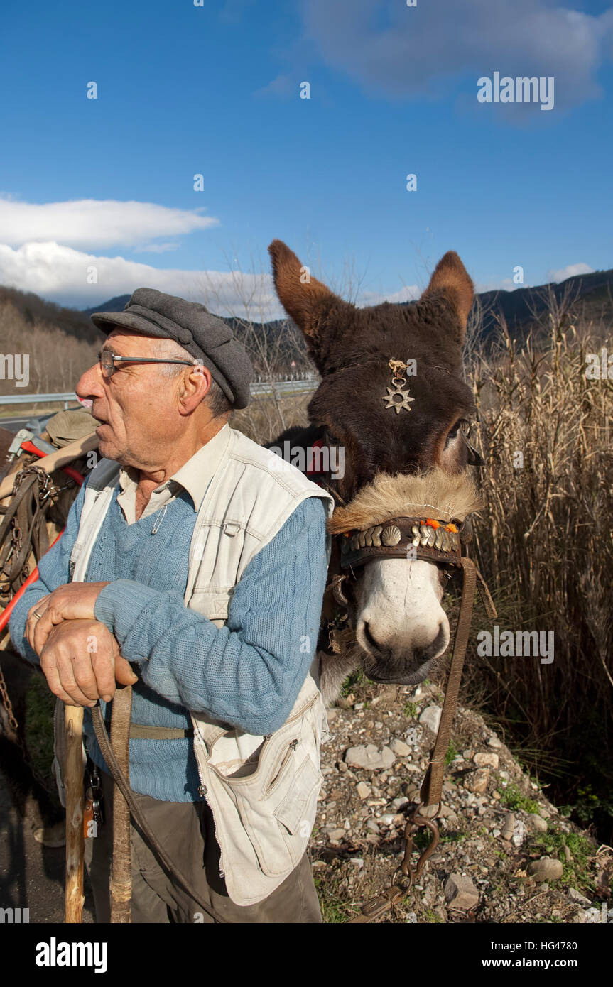 Pastore italiano e il suo asino nella campagna del sud Italia, Basilicata, Italia Foto Stock