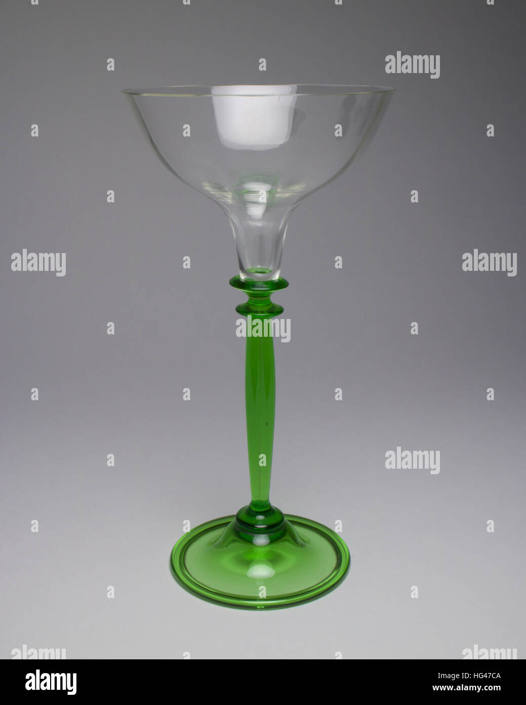 Antique Art Nouveau bicchiere di vino, con piede ripiegato, quatrefoil stelo di sezione e forma di fiori ciotola. Il grande vetro misure 19.5cm e alta è 10.2cm in Foto Stock