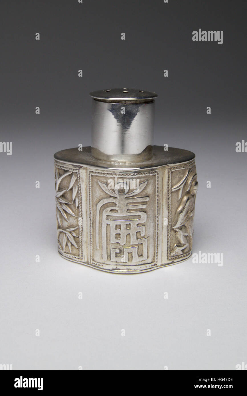 Antiquariato argento cinese pepe piatto, decorato con pannelli di caratteri cinesi, bambù e una figura con un bue. Il pot misure 42mm alta. Foto Stock