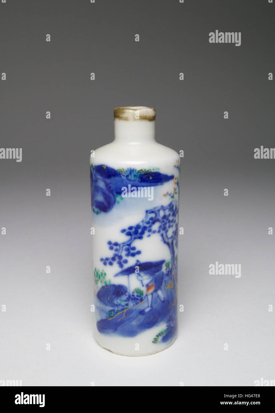 Antiche porcellane cinesi il tabacco da fiuto bottiglia dipinta in smalti con tre cervi. La bottiglia misure 82mm alta. Foto Stock
