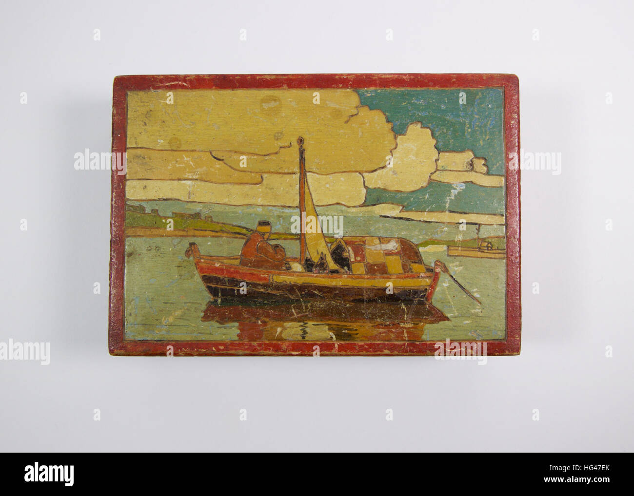 Antique russo scatola in legno dipinti a mano al coperchio con una figura seduta in una barca ormeggiata, fatta circa 1920. La casella misura circa 19cm da 13 Foto Stock