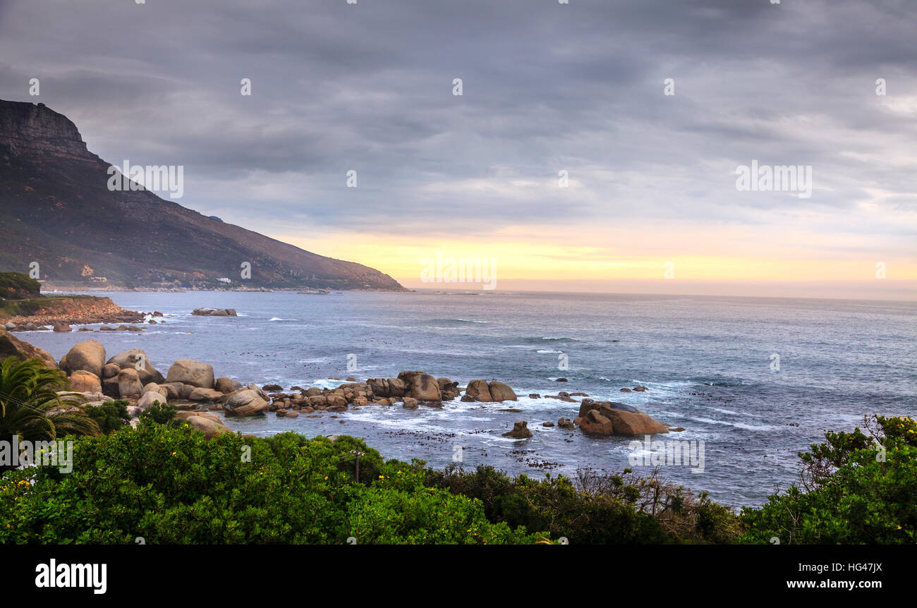Vista panoramica di Camps Bay a Cape Town, Sud Africa Foto Stock