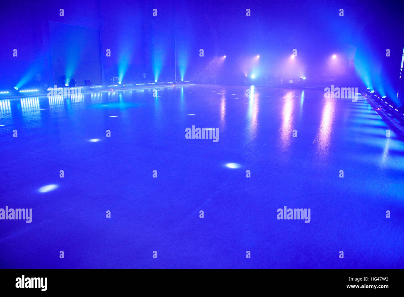 Pavimento di ghiaccio con palco con faretti per danza su ghiaccio. Foto Stock