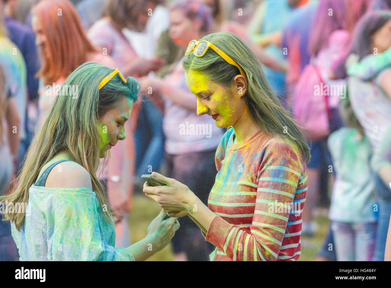 Cracovia in Polonia, 11 Giugno, 2016: festa di colori in Cracovia. Persone non identificate dancing e celebrare durante il colore gettare, Polonia Foto Stock